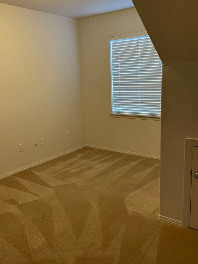 Photo - 3br/3ba Townhouse near 170th ave MAX station