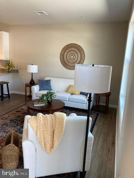 Foto del edificio - 376 E Main St