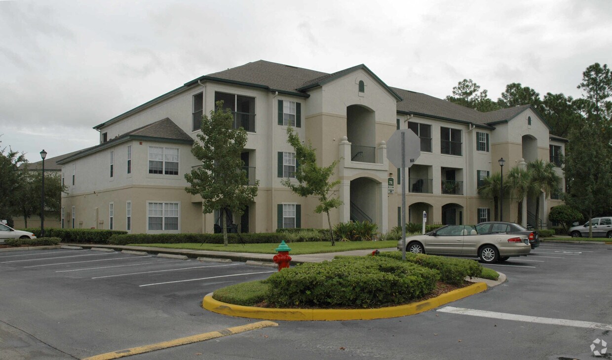 Crest At Waterford Lakes Apartments Orlando, FL