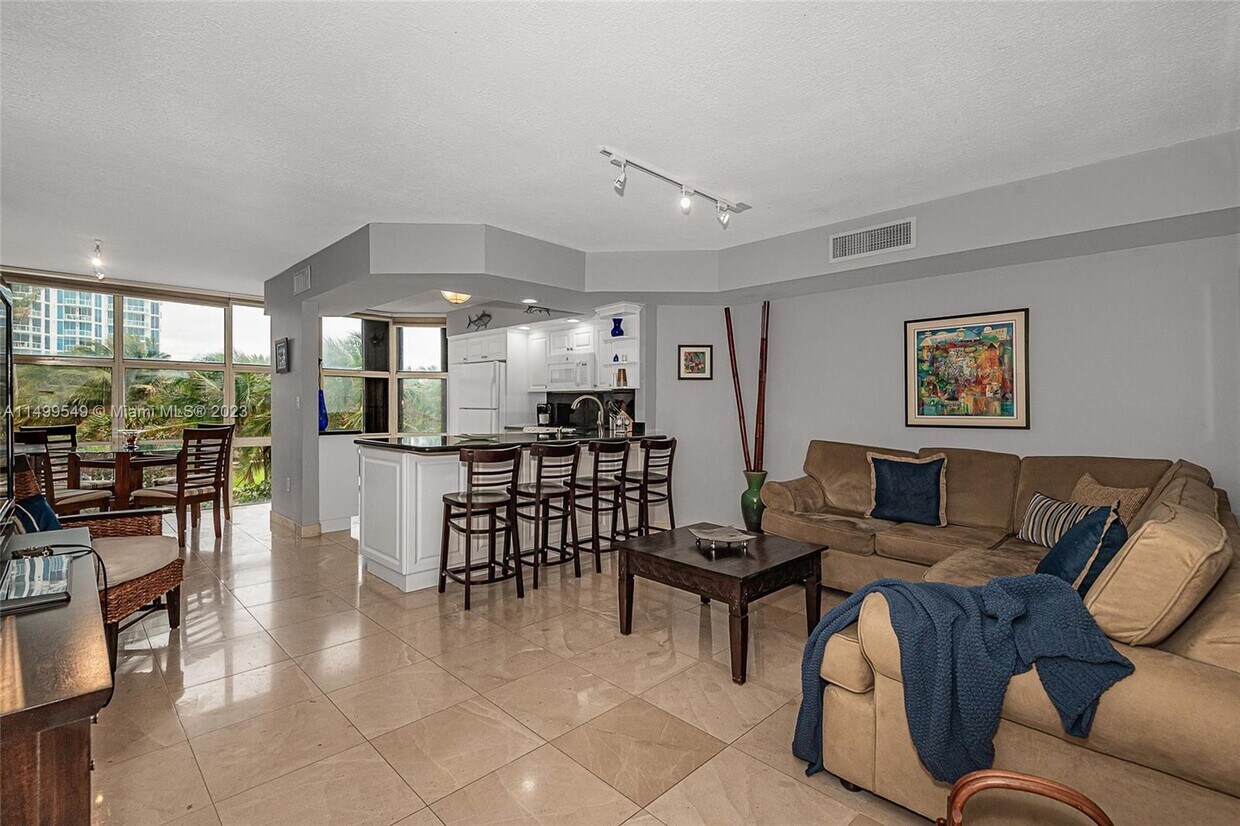 Primary Photo - 6423 Collins Ave