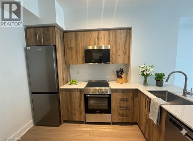 Building Photo - 25 Wellington St S