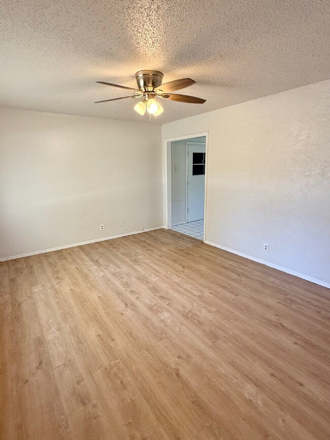 Building Photo - Inviting Mustang Gem with Spacious Kitchen...