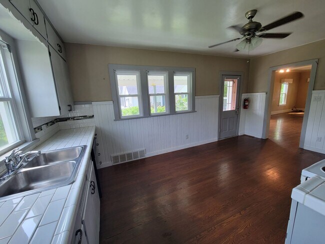 Building Photo - Three Oaks 2 Bedroom Ranch