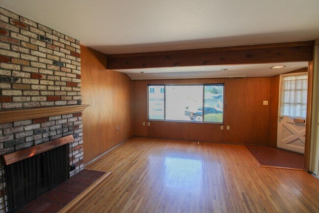 Foto del edificio - 4 Bedroom House with Large Backyard Near Cal Poly