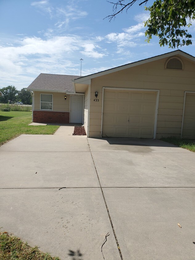 433 N Hoover Rd, Wichita, KS 67212 Townhouse for Rent in Wichita, KS