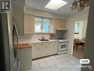 Building Photo - 52 Fairglen Ave