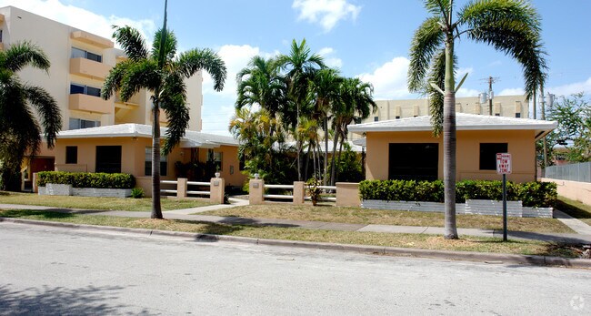 Foto del edificio - 221-223 Antiquera Ave