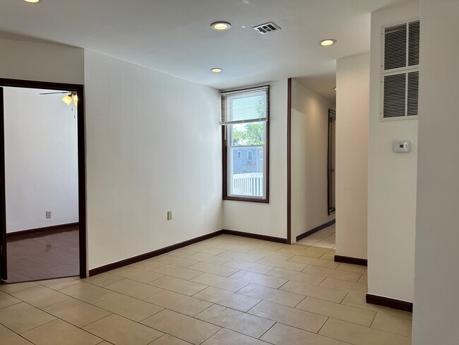 Building Photo - 125 Zabriskie St