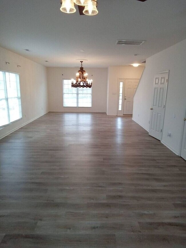 Building Photo - Beautiful Home on Cul-De-Sac with Lots of ...
