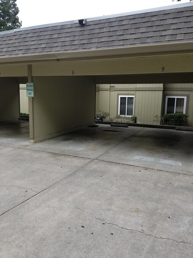 Foto del edificio - Lower Level Condo Unit Available in Gated ...