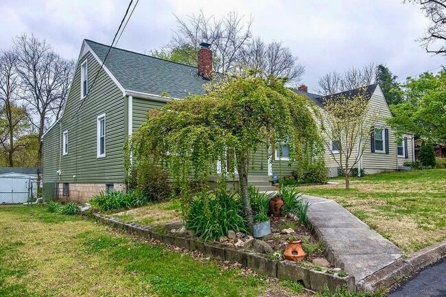 Building Photo - 2127 Riverside Dr