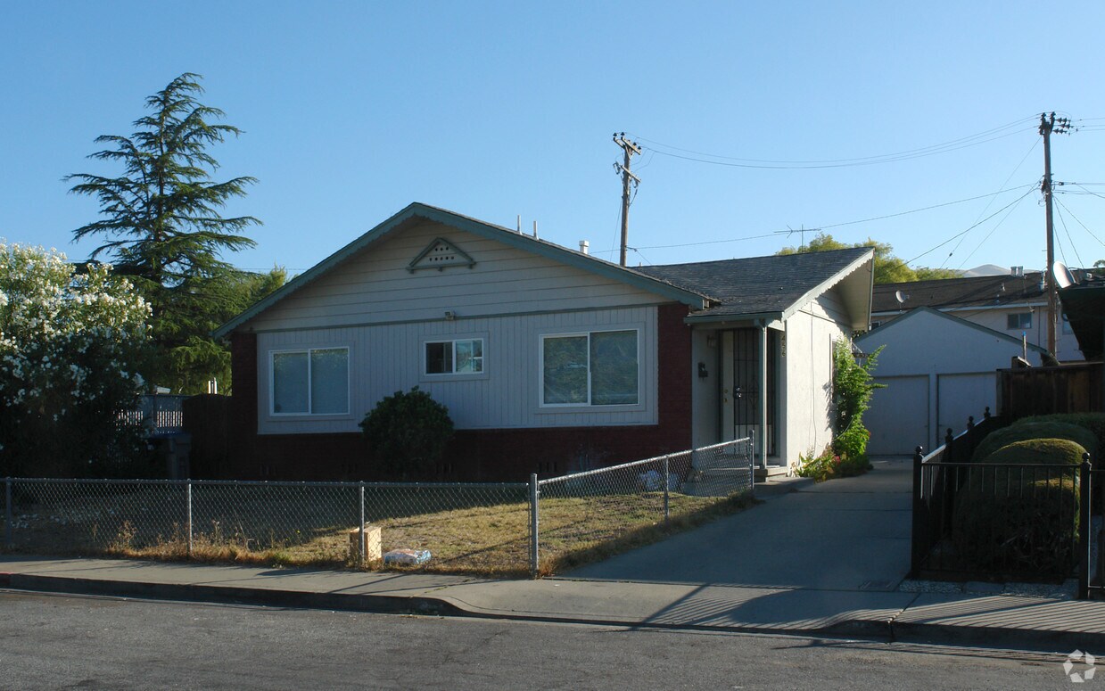 Primary Photo - 456-458 Malabar Dr