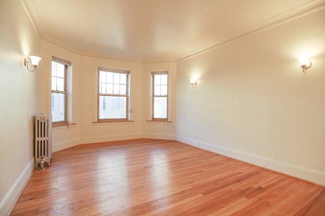 Building Photo - 2026 W Berwyn Ave
