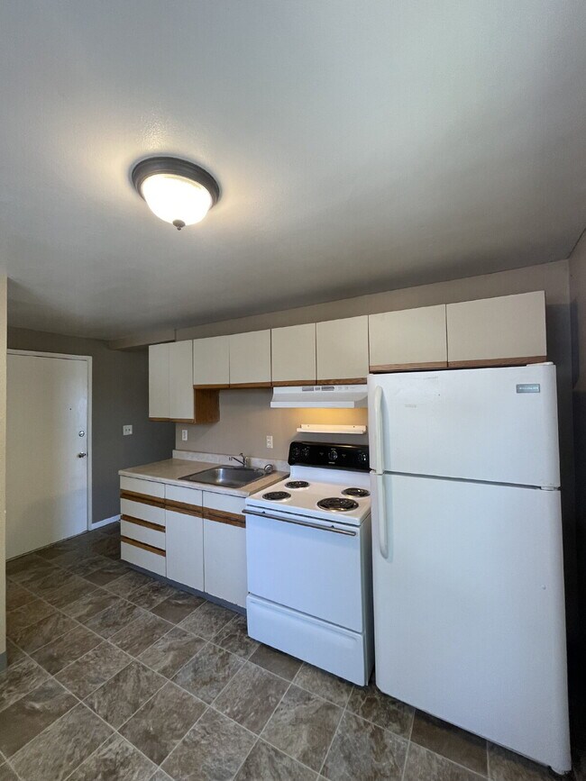 Foto del edificio - Spacious 3-Bedroom, 1.5-Bathroom Apartment in NW Portland
