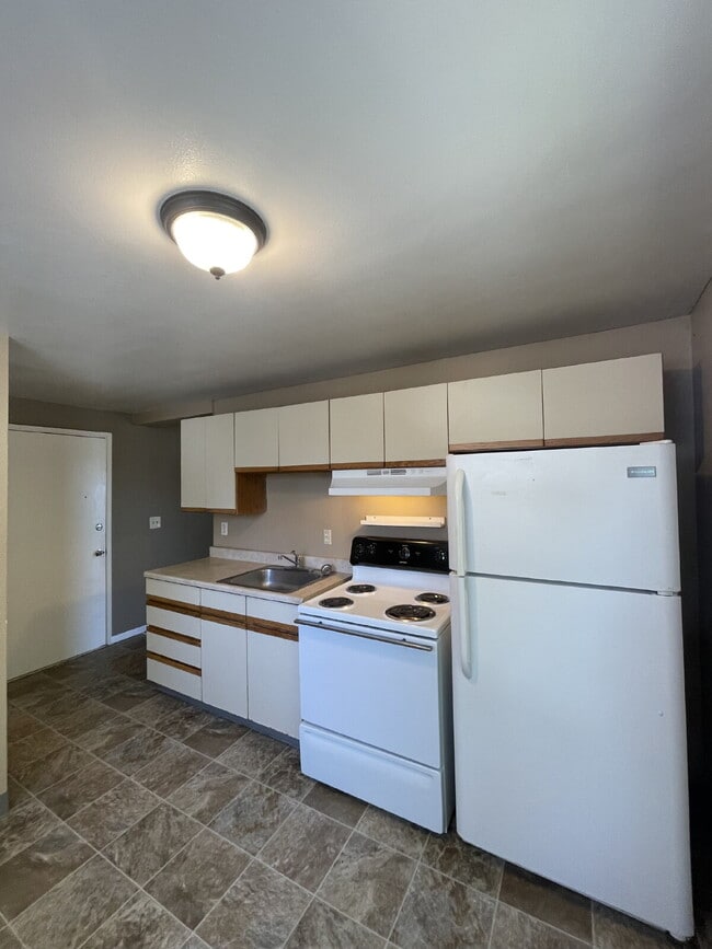 Building Photo - Spacious 3-Bedroom, 1.5-Bathroom Apartment in NW Portland