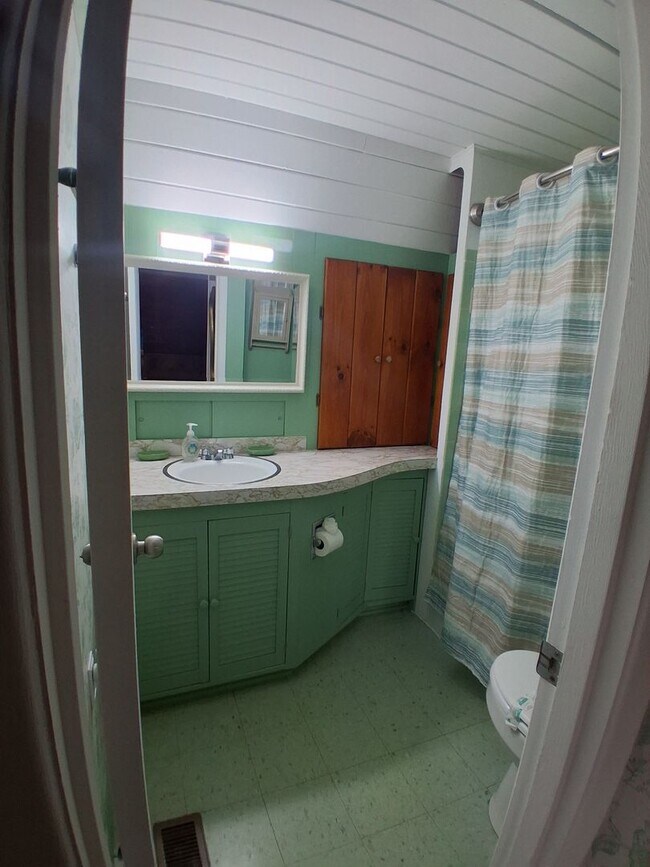 Building Photo - $1,650 - 2 Bedroom / 1.5 Bath Unfurnished ...