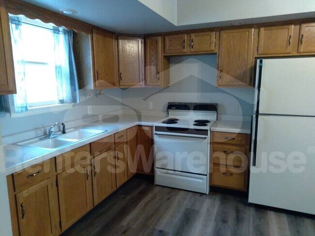 Foto del edificio - Recently Remodeled and Centrally Located Two Story Home With Detached Garage