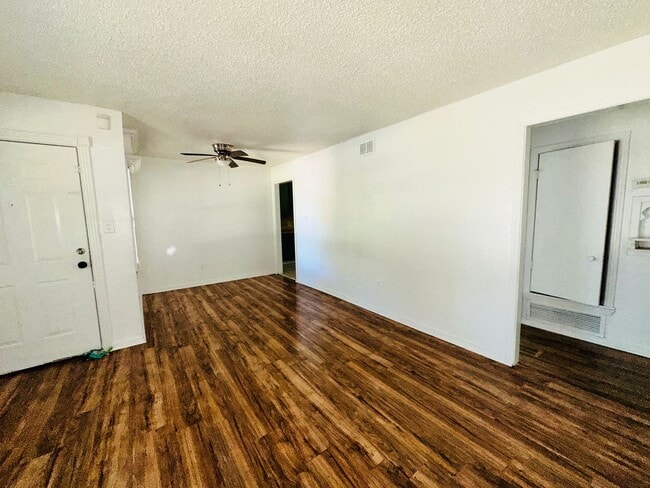 Building Photo - 3 bed, 1 bath with large fenced back yard, w/d connections
