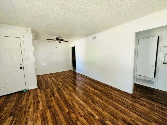 Foto del edificio - 3 bed, 1 bath with large fenced back yard, w/d connections