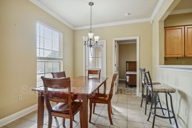 Building Photo - 4441 Burbank Dr