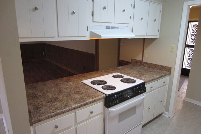 Building Photo - Now Leasing a 3-bedroom 2 bath home in Bar...