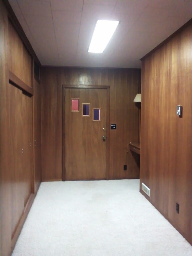 Foto del edificio - Large Shop Perfect for a home based business, plus 136 feet of waterfront.