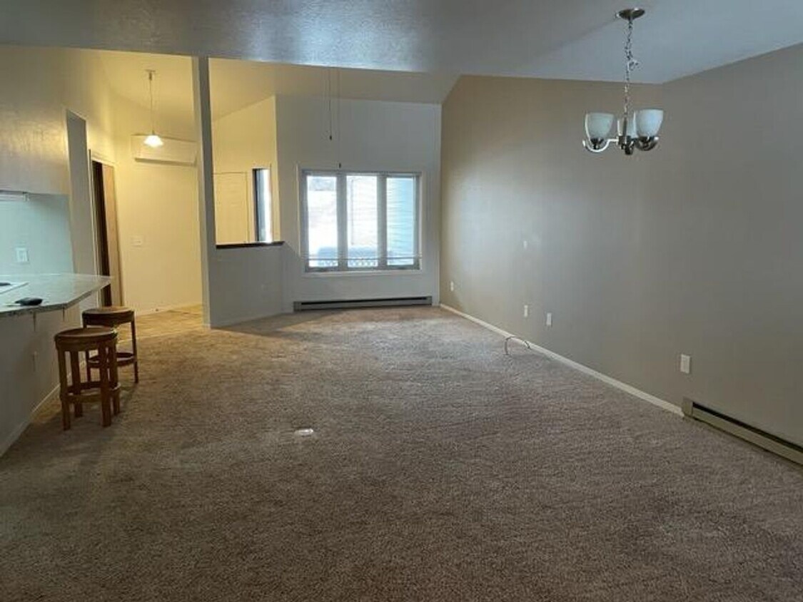 Foto principal - 2 story condo with single car garage- cat ...