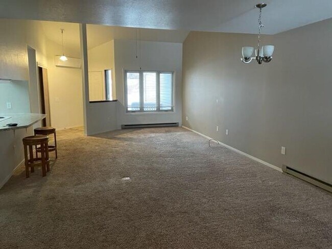 Foto del edificio - 2 bedroom 2 bath PLUS LOFT with single car...