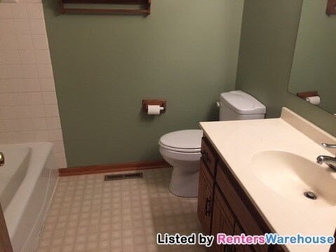 Building Photo - 100E South Dr