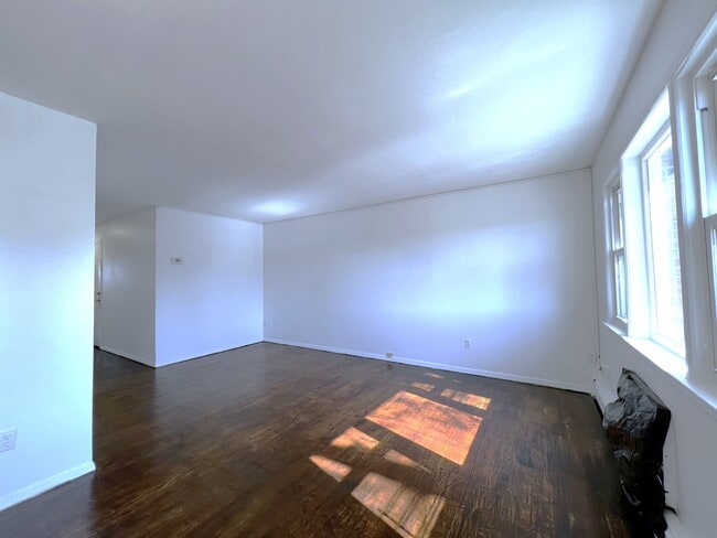 Building Photo - 70-53 Sybilla St