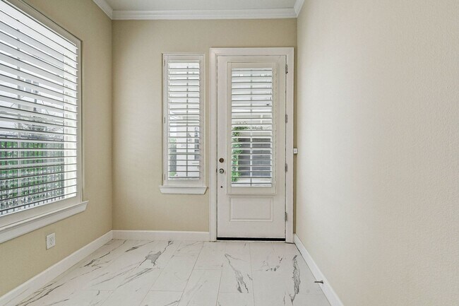 Foto del edificio - Spacious Corner Parcel 3-Bedroom Home in M...