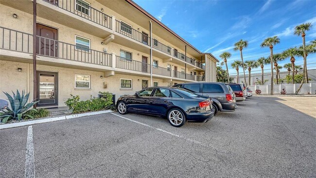 Foto del edificio - 2220 Stickney Point Rd