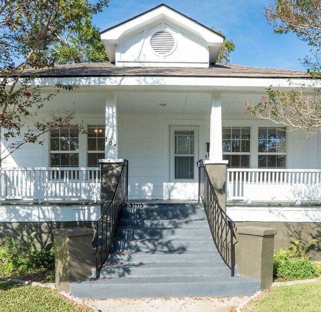 Building Photo - Classic Charleston Home with Modern Comforts!