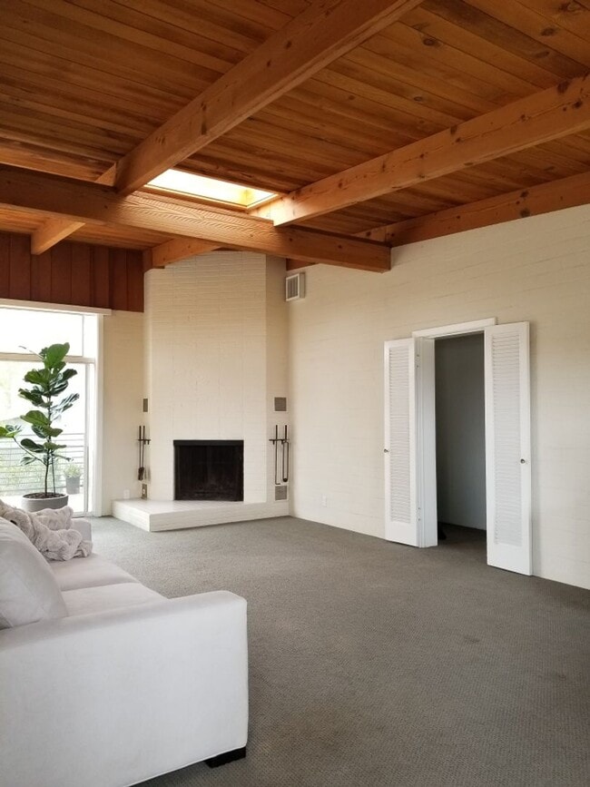 Building Photo - Midtown Ventura Mid-Century 3+2 Single Fam...