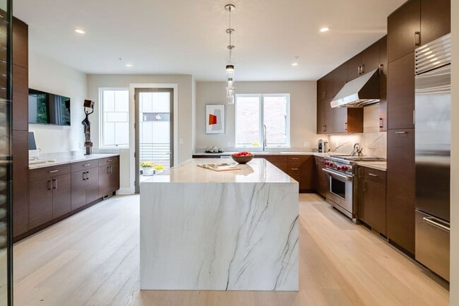 Building Photo - Old City Townhome with Parking