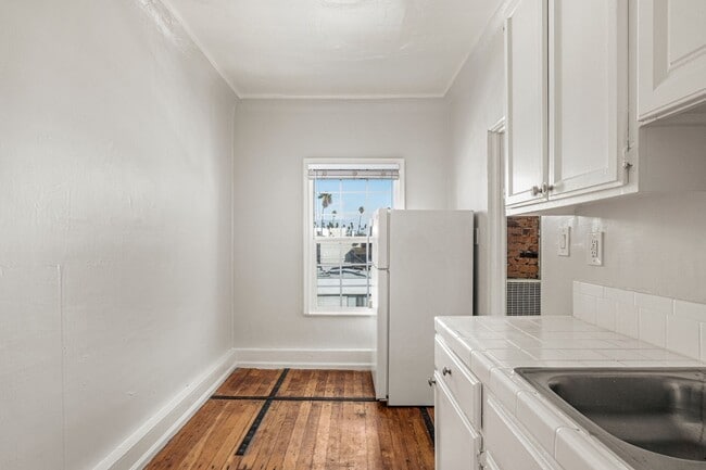Building Photo - 109 S Normandie Ave