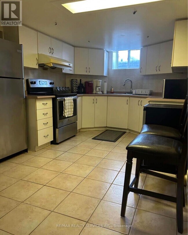 Building Photo - 3311 Pilcom Crescent