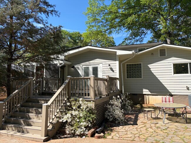 Foto del edificio - 1357 Lochland Rd SE