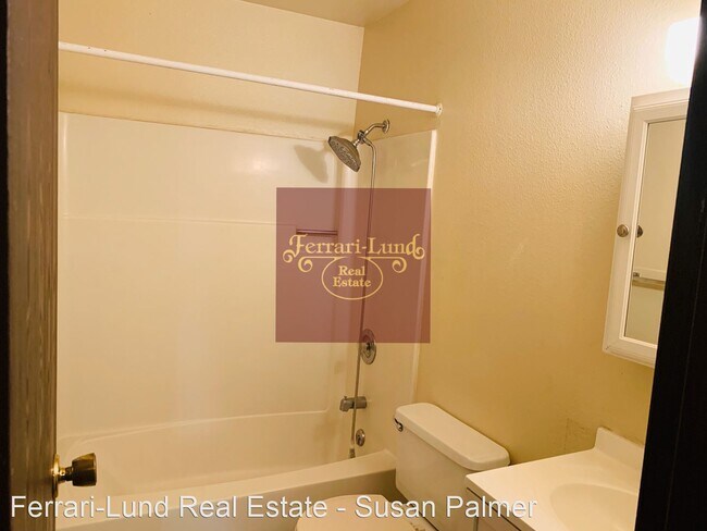 Building Photo - 3 br, 2.5 bath House - 1410 E 9th Street #1