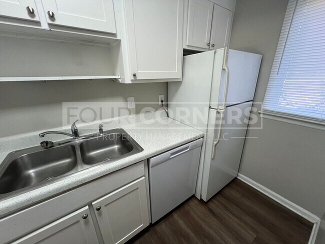 Building Photo - Lovely 2 Bedroom 1.5 Apartment