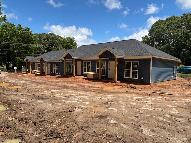 Foto del edificio - New Construction 2 Bedroom 1 Bath apartment in Downtown Clover
