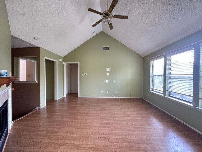 Building Photo - Minutes to COSTCO, great Location!