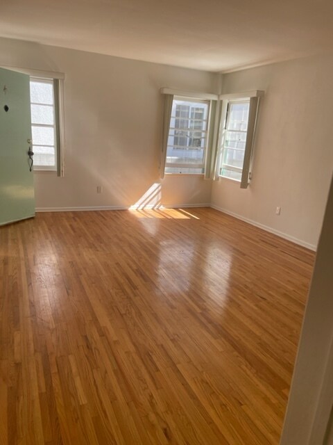 Frontroom entrance - 1651 Veteran Ave
