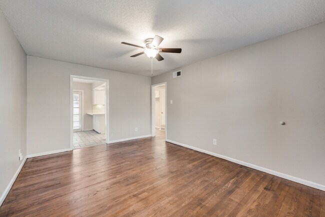Building Photo - 2605 W Walnut St, Garland, TX 75042, USA