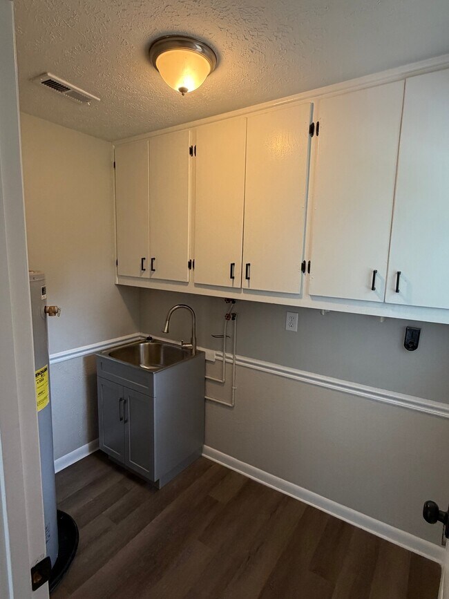 Building Photo - 3703 Oakwood Dr