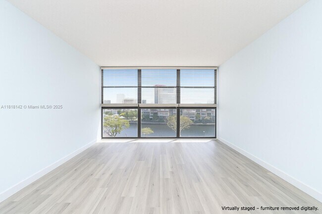 Foto del edificio - 200 Leslie Dr