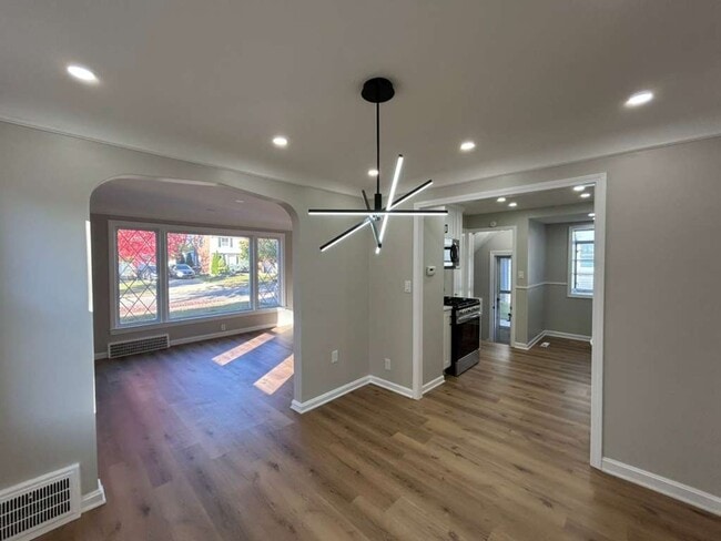 Building Photo - Spacious 3-Bedroom Home with Modern Comfor...