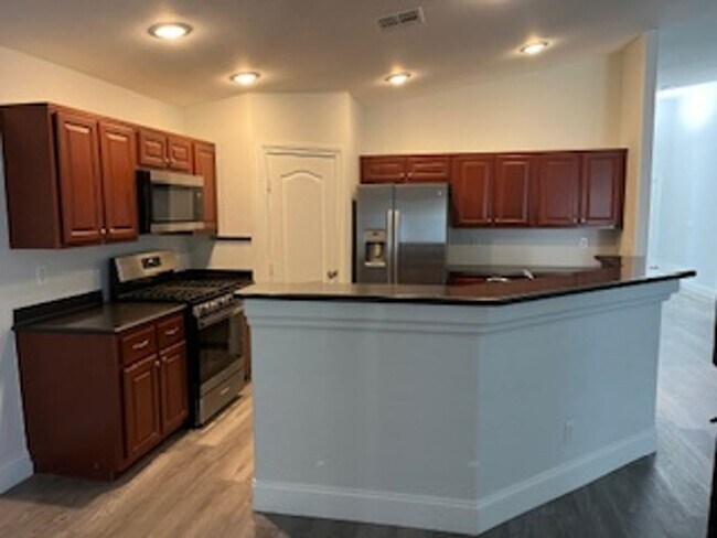 Foto del edificio - Beautiful Spacious Single story Home in Allen Manor