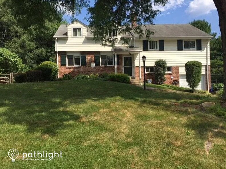 Primary Photo - 2461 N Parkview Dr