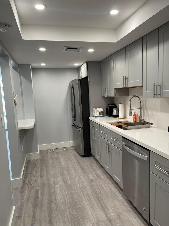 Building Photo - 18061 Biscayne Blvd